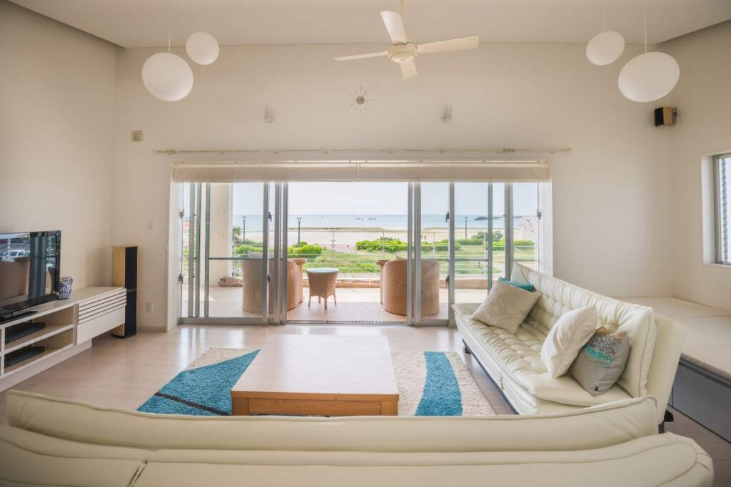 Quand faire estimer son bien immobilier ? maison rénovée face a la mer augmentant ainsi le montant de l