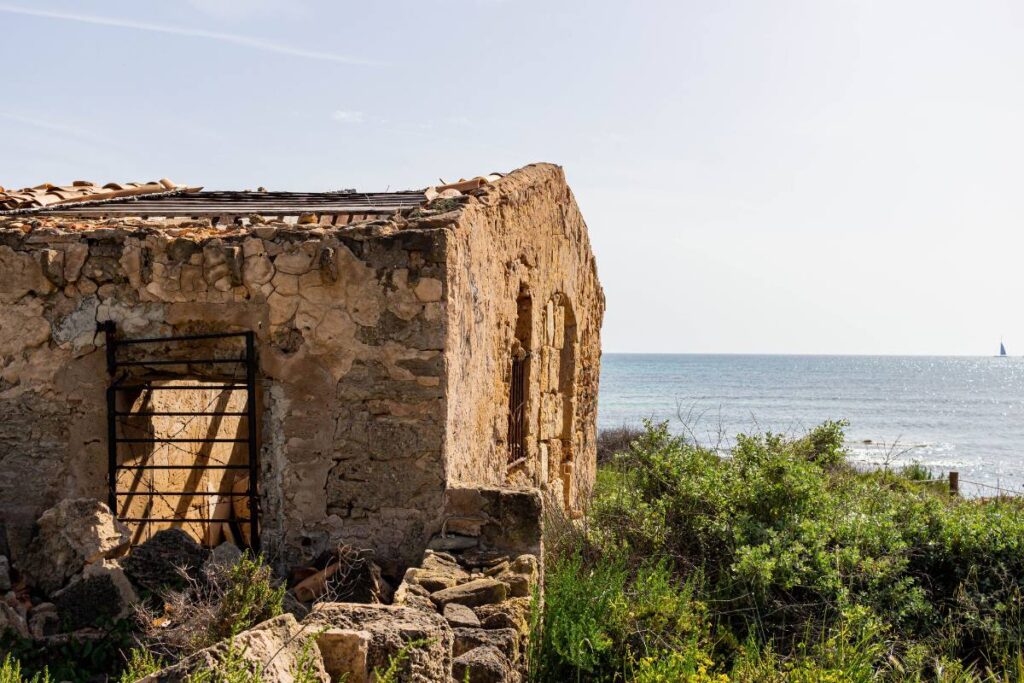 maison paraissant abandonnée en bord de mer