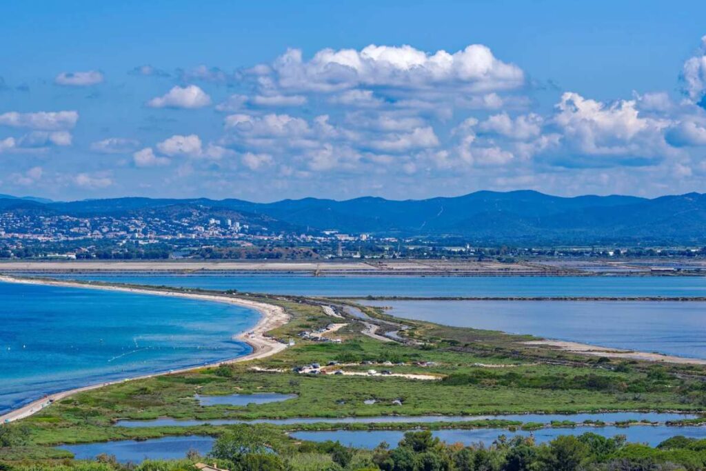 vu sur la ville de hyères prise depuis la presqu'île de Giens